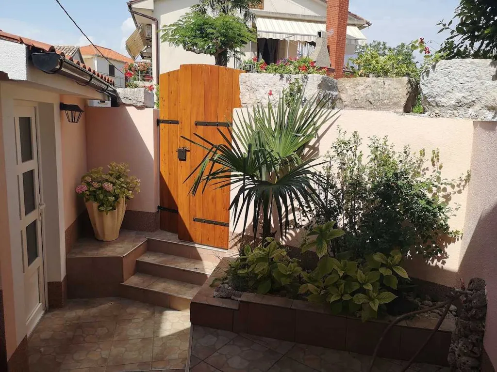 Apartment in Klimno for 4 Guests with Terrace