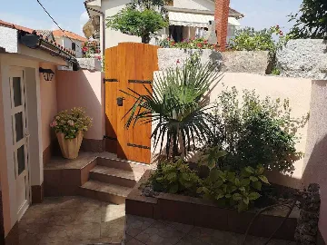 Apartment in Klimno for 4 Guests with Terrace