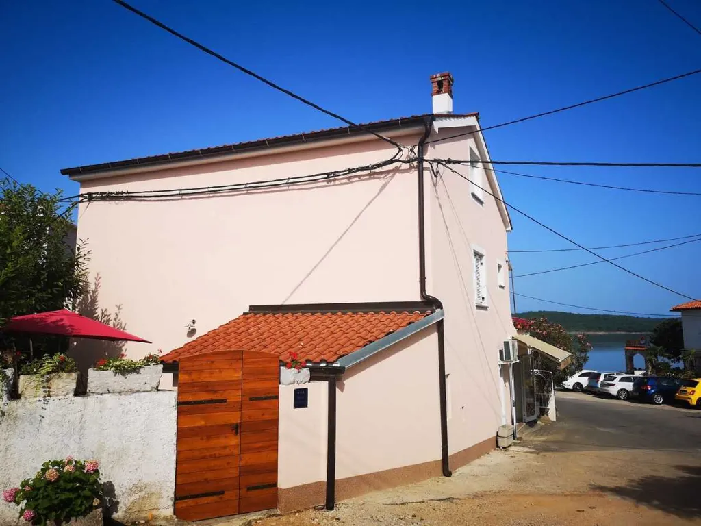 Apartment in Klimno for 4 Guests with Terrace