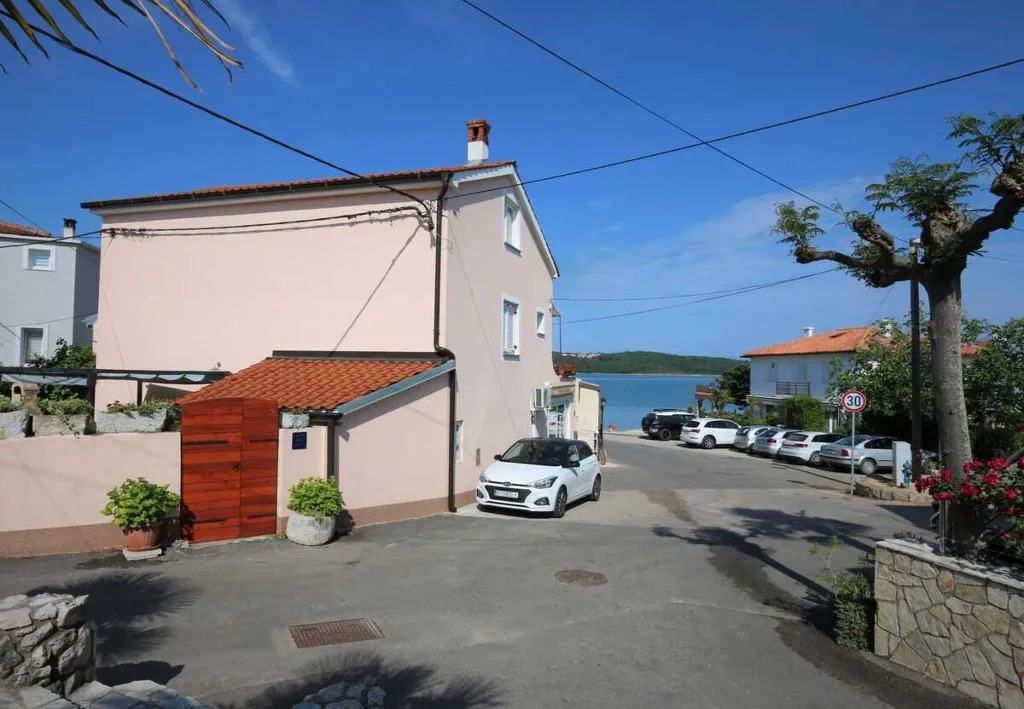 Apartment in Klimno for 4 Guests with Terrace