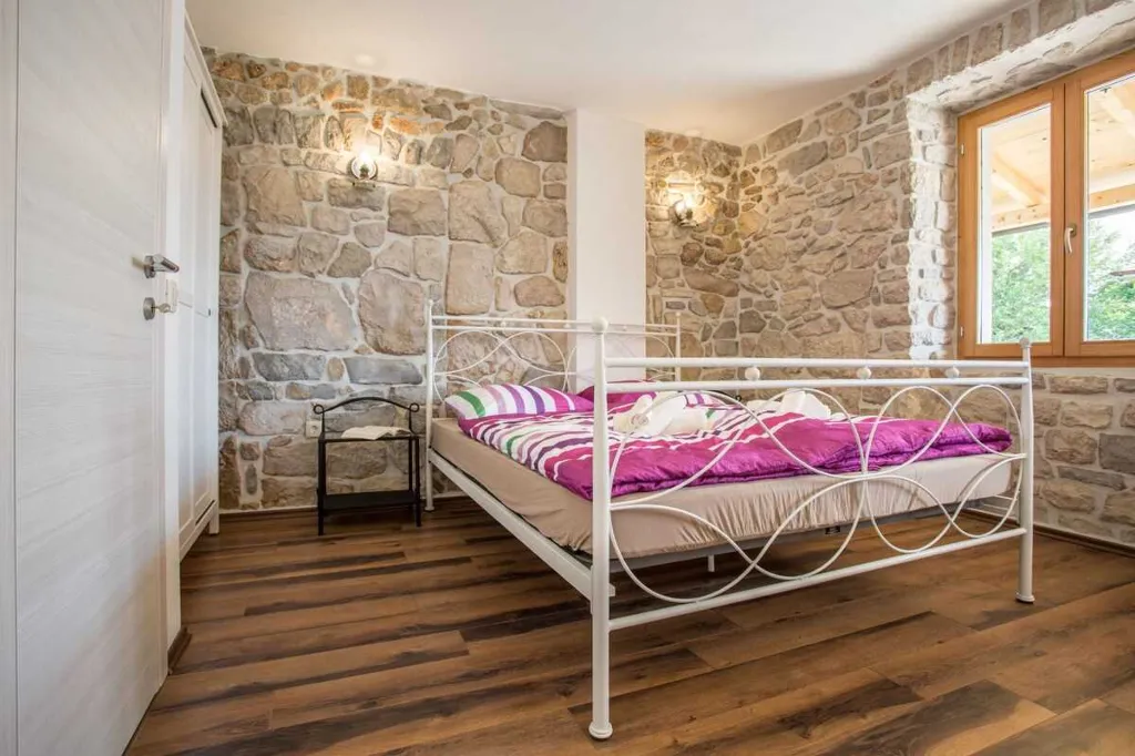 Villa in Klimno for 6 Guests with Outdoor Pool