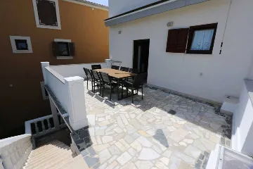4-Bedroom Apartment in Šilo for Up to 8 Guests