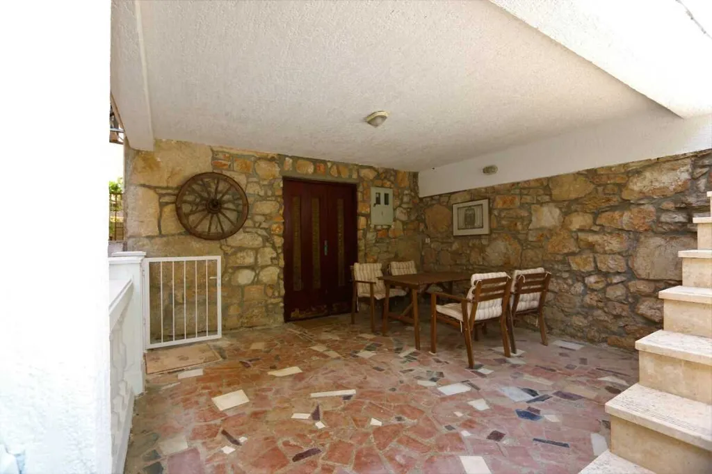 4-Bedroom Apartment in Šilo for Up to 8 Guests