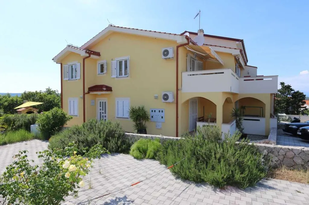 1-Bedroom Apartment in Klimno for Up to 4