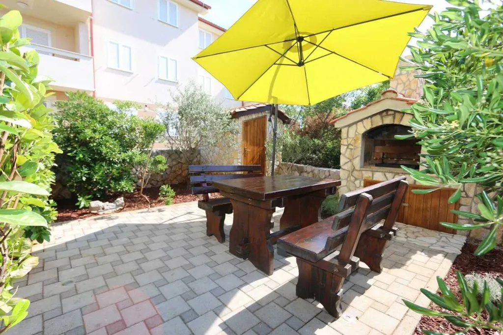 1-Bedroom Apartment in Klimno for Up to 4