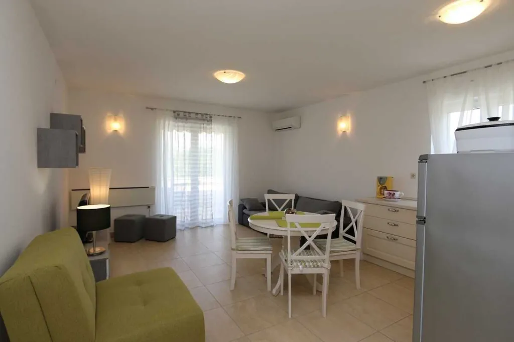 1-Bedroom Apartment in Klimno for Up to 4