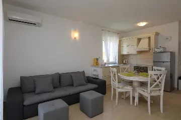 1-Bedroom Apartment in Klimno for Up to 4