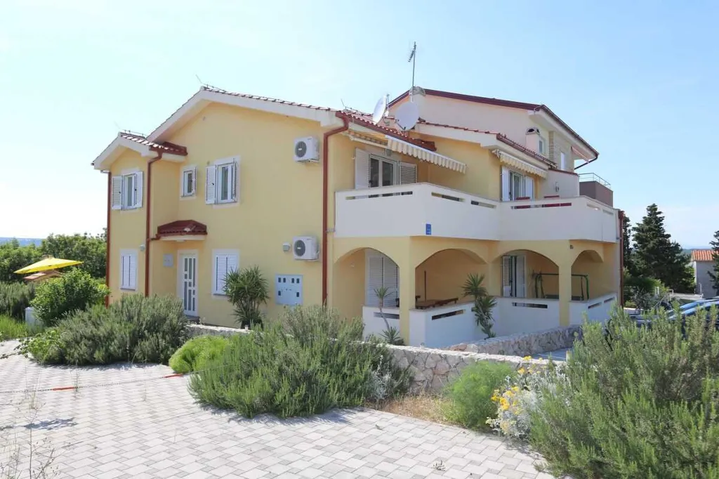 1-Bedroom Apartment in Klimno for Up to 4