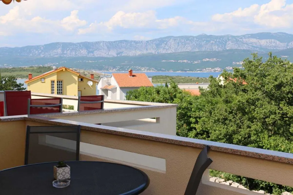 1-Bedroom Apartment in Klimno for Up to 4