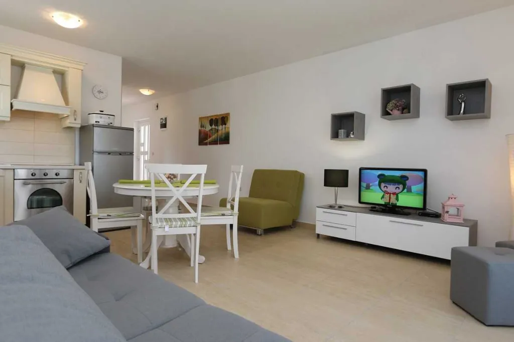 1-Bedroom Apartment in Klimno for Up to 4