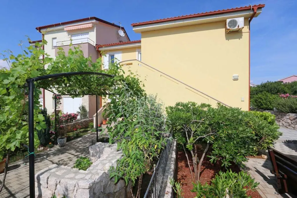 1-Bedroom Apartment in Klimno for Up to 4