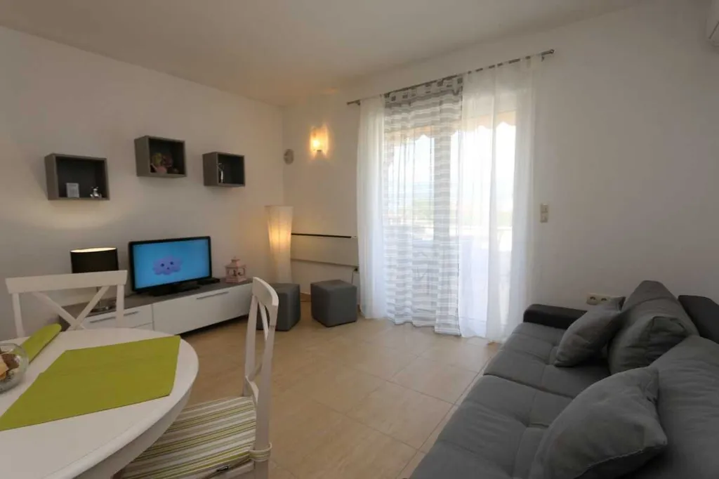 1-Bedroom Apartment in Klimno for Up to 4