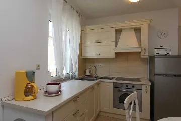 1-Bedroom Apartment in Klimno for Up to 4