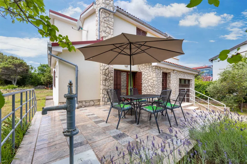 2-Bedroom Apartment in Silo (Island Krk) for 5