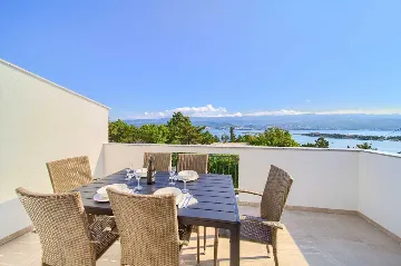 Apartment in Šilo for 4 Guests with Sea View