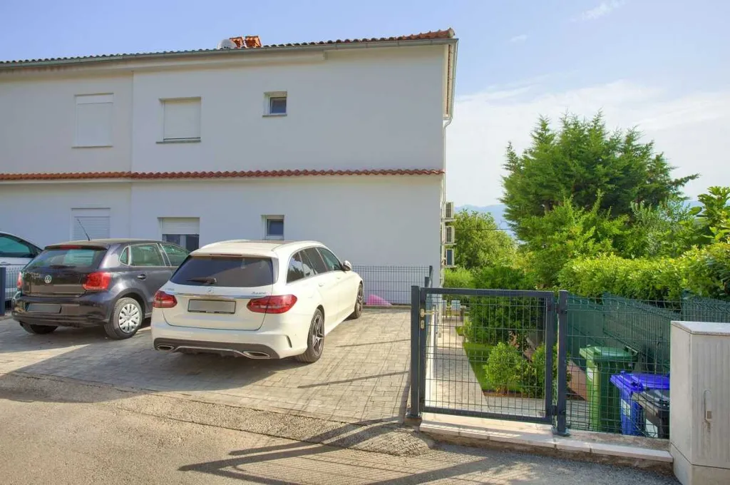 Apartment in Šilo for 4 Guests with Sea View