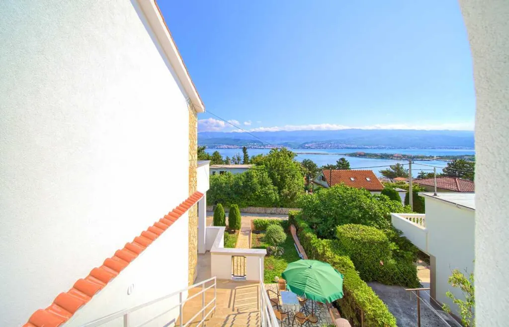 Apartment in Šilo for 4 Guests with Sea View