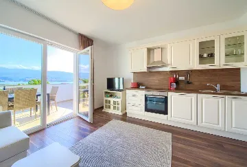 Apartment in Šilo for 4 Guests with Sea View