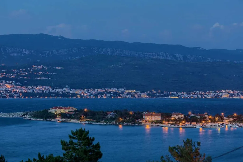 Apartment in Šilo for 4 Guests with Sea View