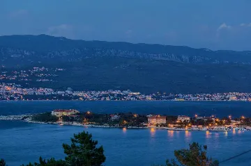 Apartment in Šilo for 4 Guests with Sea View