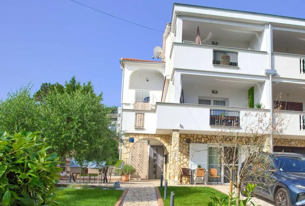 Sea-View Apartment in Šilo for Up to 4 Guests