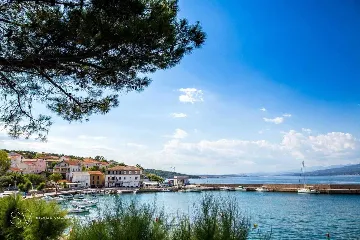 Sea-View Apartment in Šilo for Up to 4 Guests