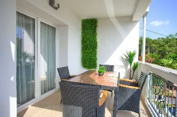 Sea-View Apartment in Šilo for Up to 4 Guests
