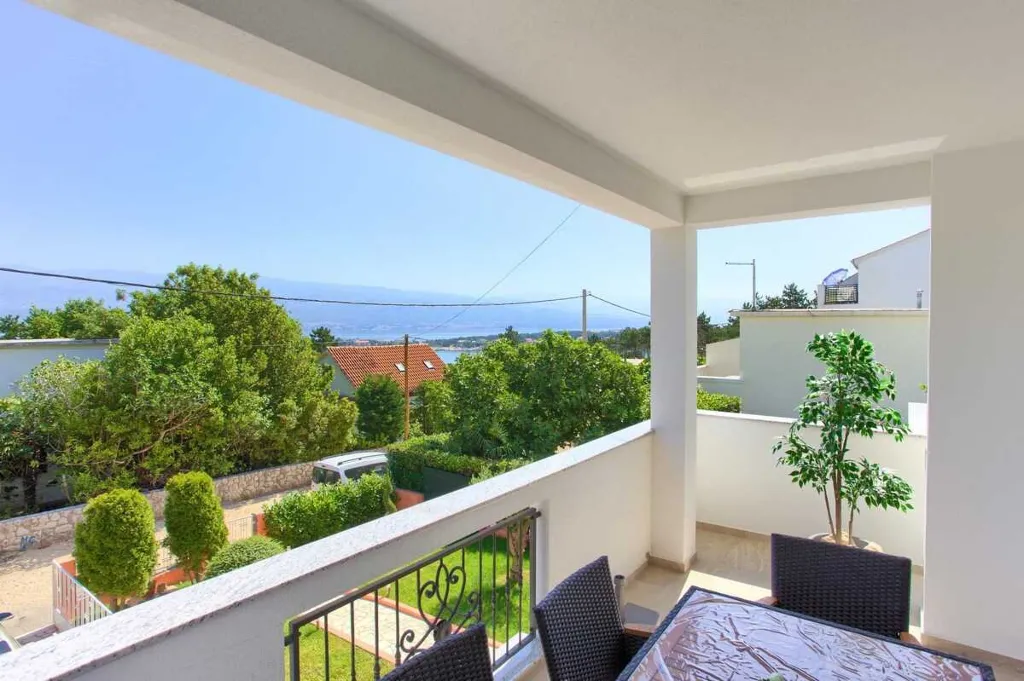 Sea-View Apartment in Šilo for Up to 4 Guests