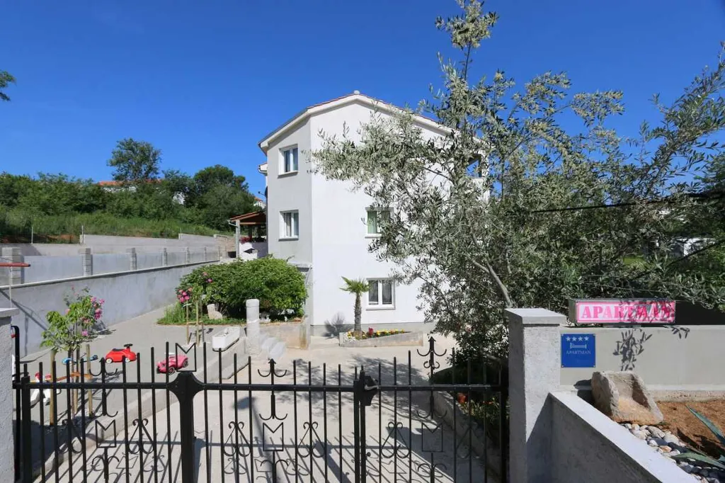 1-Bedroom Apartment in Šilo for Up to 4 Guests