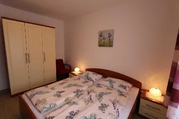 Apartment for 4 Guests in Silo (Krk)