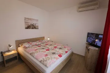 Apartment for 4 Guests in Silo (Krk)