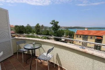 2-Bedroom Apartment for 5 with Sea View in Soline