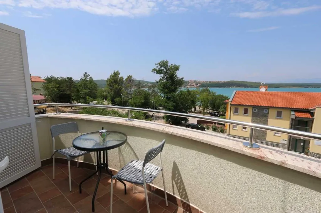 2-Bedroom Apartment for 5 with Sea View in Soline