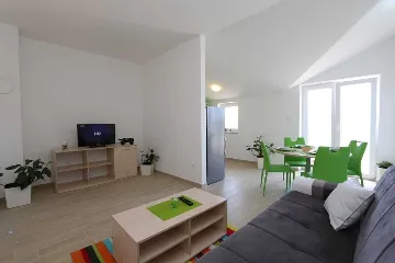 2-Bedroom Apartment for 5 with Sea View in Soline