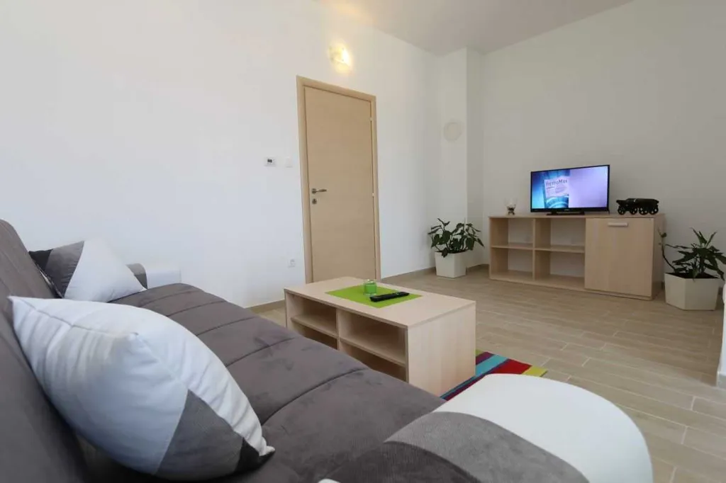 2-Bedroom Apartment for 5 with Sea View in Soline