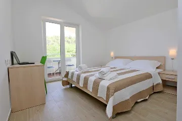 2-Bedroom Apartment for 5 with Sea View in Soline