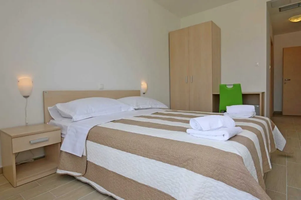 2-Bedroom Apartment for 5 with Sea View in Soline