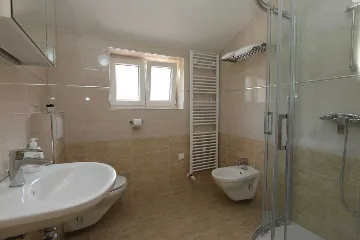 2-Bedroom Apartment for 5 with Sea View in Soline