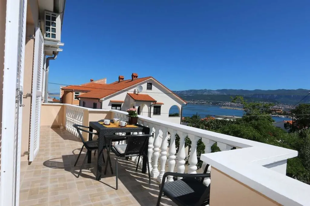 Sea-View Apartment for 4 in Silo, Krk