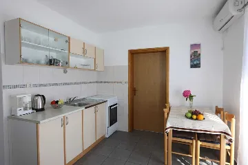 Sea-View Apartment for 4 in Silo, Krk