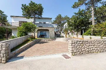 4-Bedroom Apartment in Silo (Krk Island)