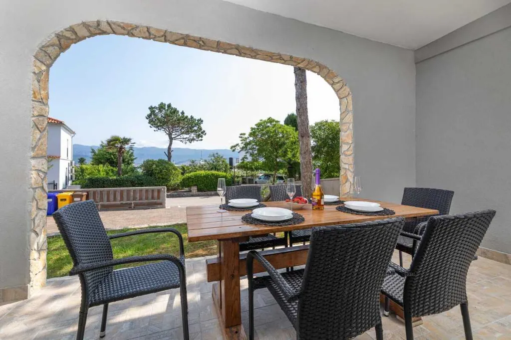 4-Bedroom Apartment in Silo (Krk Island)