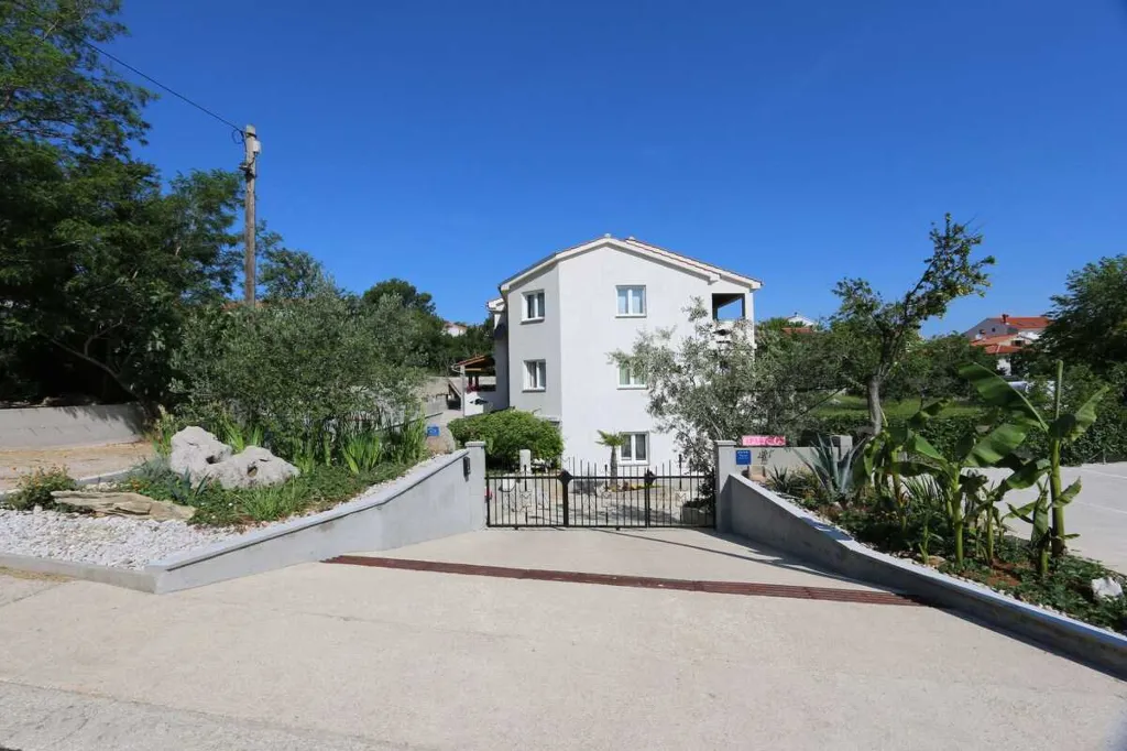 2-Bedroom Apartment in Šilo with Balcony for 4