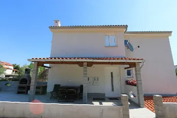 2-Bedroom Apartment in Šilo with Balcony for 4