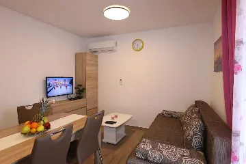 2-Bedroom Apartment in Šilo with Balcony for 4