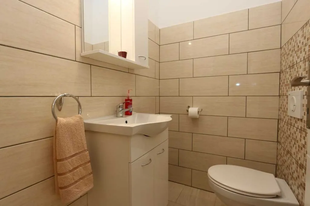 2-Bedroom Apartment in Šilo with Balcony for 4