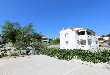 2-Bedroom Apartment in Šilo with Balcony for 4