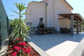 2-Bedroom Apartment in Šilo with Balcony for 4