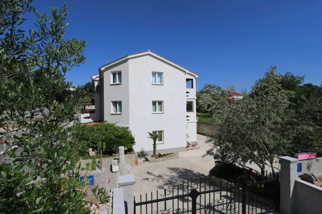 2-Bedroom Apartment in Šilo with Balcony for 4