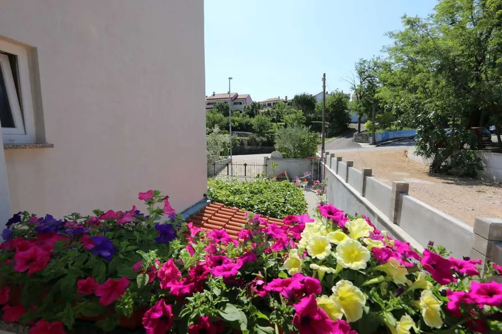 2-Bedroom Apartment in Šilo with Balcony for 4